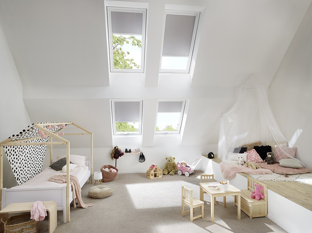 Chambre d'enfant avec fenêtre de toit